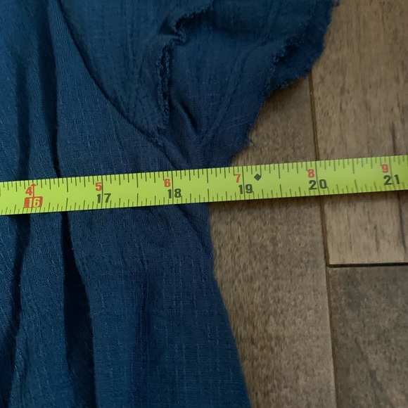 💥Free People deep blue off shoulder crop top fits like a large - Picture 7 of 7